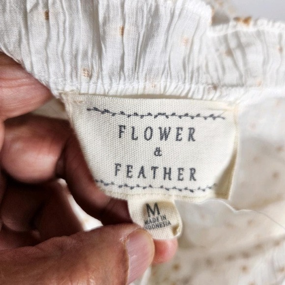 Flower & Feather Swiss Dot Ruffle Top Womens Medium White Tan‎ - Picture 9 of 11